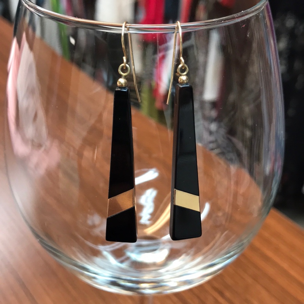 Black onyx dangle earrings - 14 kt